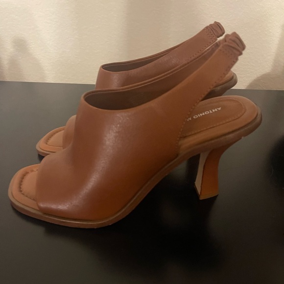 ANTONIO MELANIRetail$110 (Brand New) Alexxa Leather Slingback Peep Toe Sandals - Picture 4 of 6
